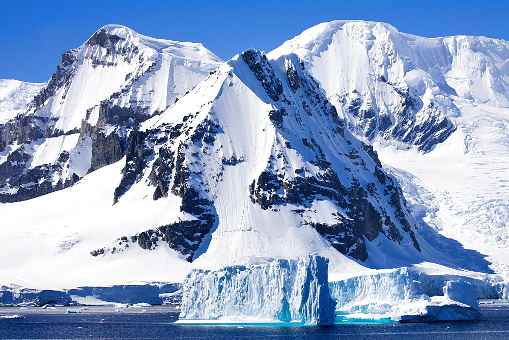 Icebergs and mountains off the Antarctic Peninsula, Antarctica, Polar Regions