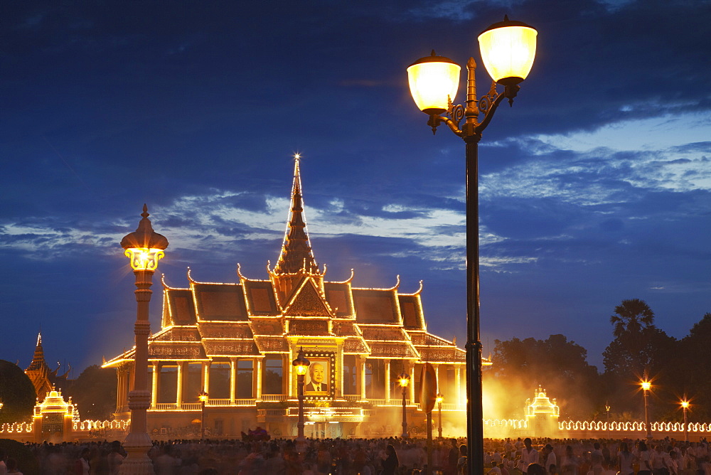 Crowds mourning the late King Sihanouk outside Chan Chaya Pavilion of Royal Palace at dusk, Phnom Penh, Cambodia, Indochina, Southeast Asia, Asia