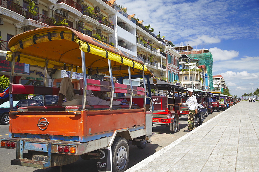 Tuk tuks outside restaurants, Sisowath Quay, Phnom Penh, Cambodia, Indochina, Southeast Asia, Asia