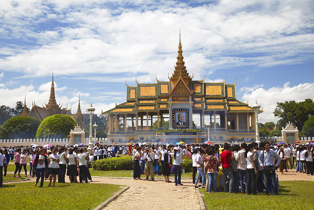 Crowds mourning the late King Sihanouk outside Chan Chaya Pavilion, Phnom Penh, Cambodia, Indochina, Southeast Asia, Asia