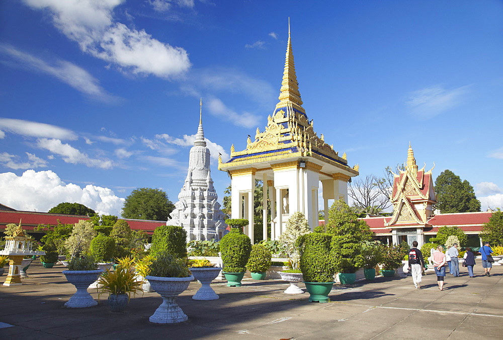 Tourists in grounds of Silver Pagoda in Royal Palace, Phnom Penh, Cambodia, Indochina, Southeast Asia, Asia 