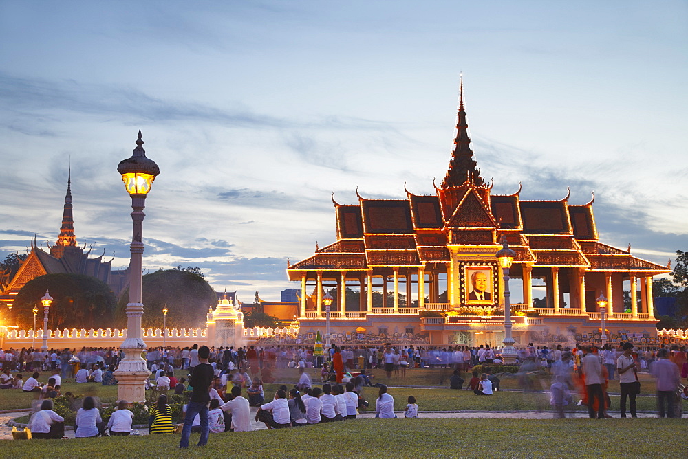 Crowds outside Royal Palace at dusk, Phnom Penh, Cambodia, Indochina, Southeast Asia, Asia 