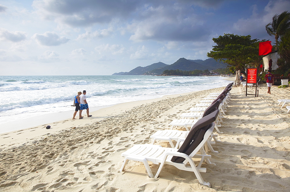 Couple walking along Chaweng Beach, Ko Samui, Thailand, Southeast Asia, Asia