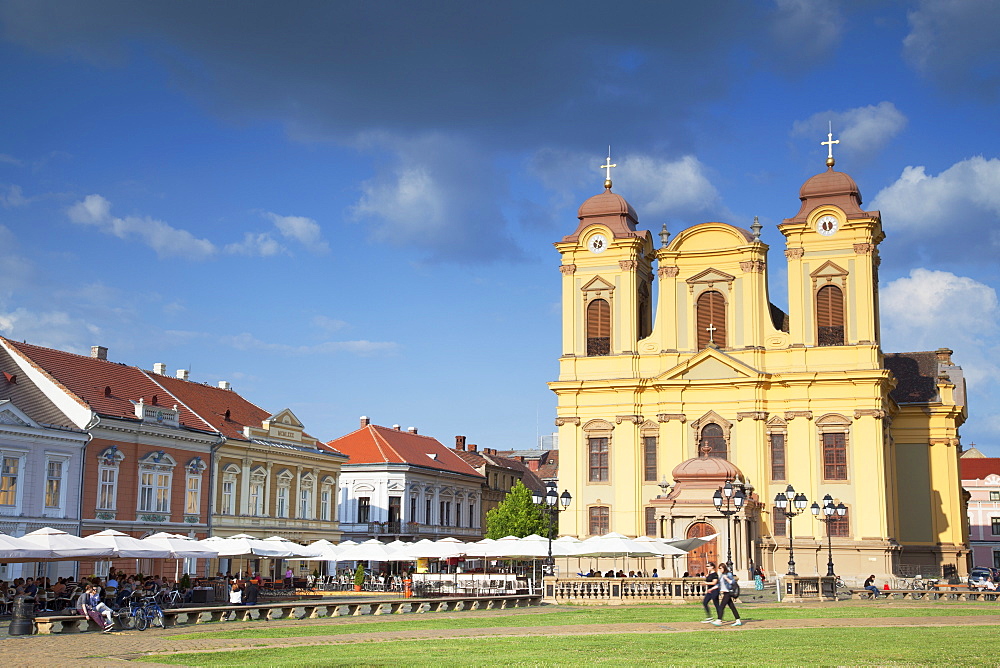 Roman Catholic Cathedral and outdoor cafes in Piata Unirii, Timisoara, Banat, Romania, Europe 