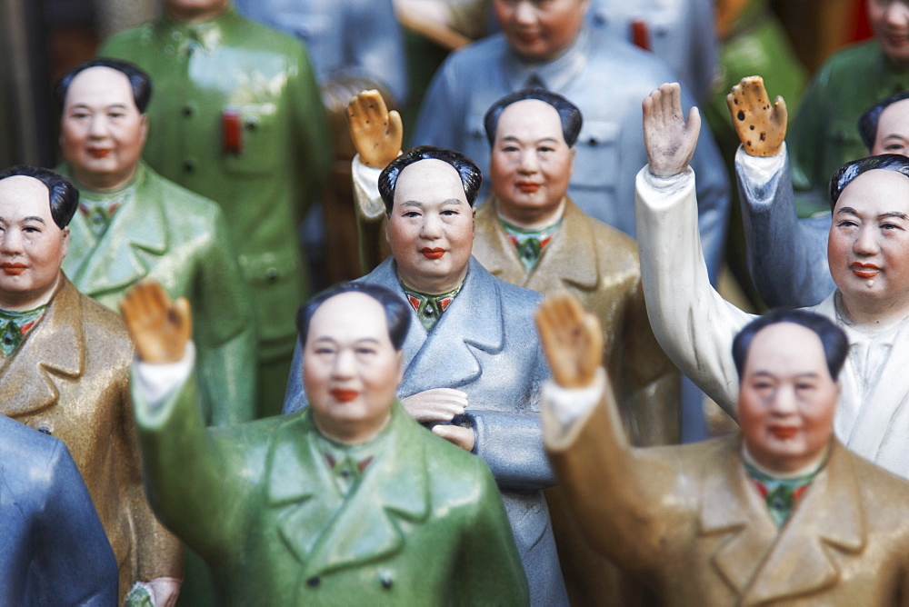 Figurines of Chairman Mao at antiques shop, Sheung Wan, Hong Kong Island, Hong Kong, China, Asia