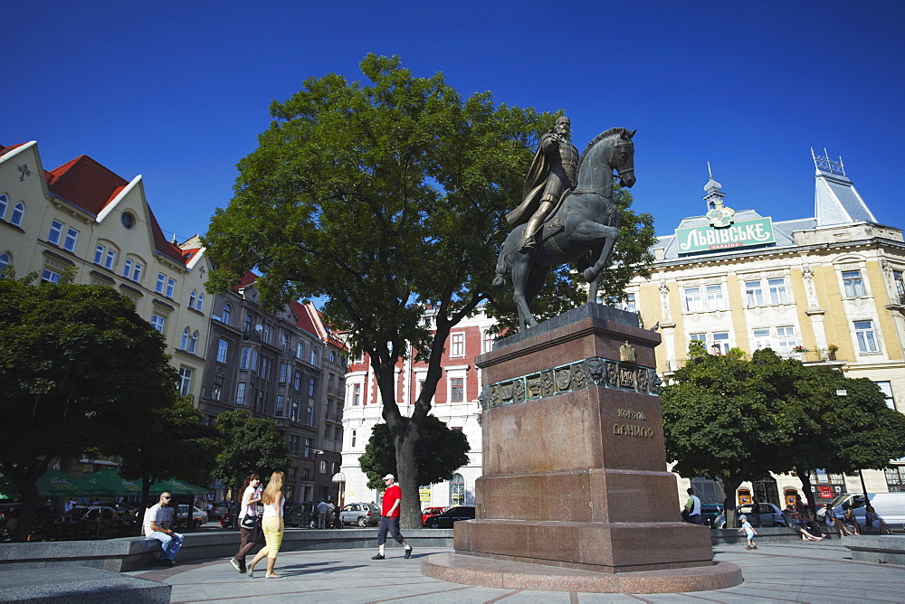 Statue in Public Square, Lviv (Lvov), Western Ukraine, Ukraine, Europe