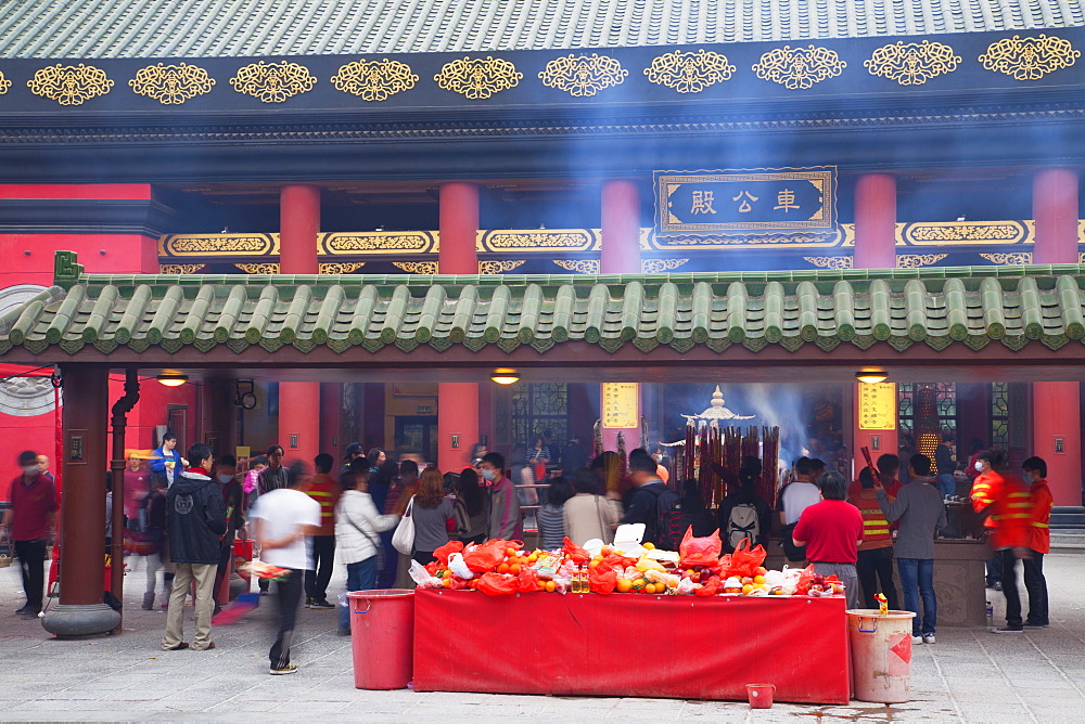 People praying at Che Kung Temple, Shatin, New Territories, Hong Kong, China, Asia