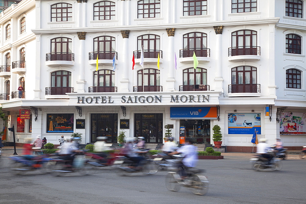 Traffic passing Hotel Saigon Morin, Hue, Thua Thien-Hue, Vietnam, Indochina, Southeast Asia, Asia