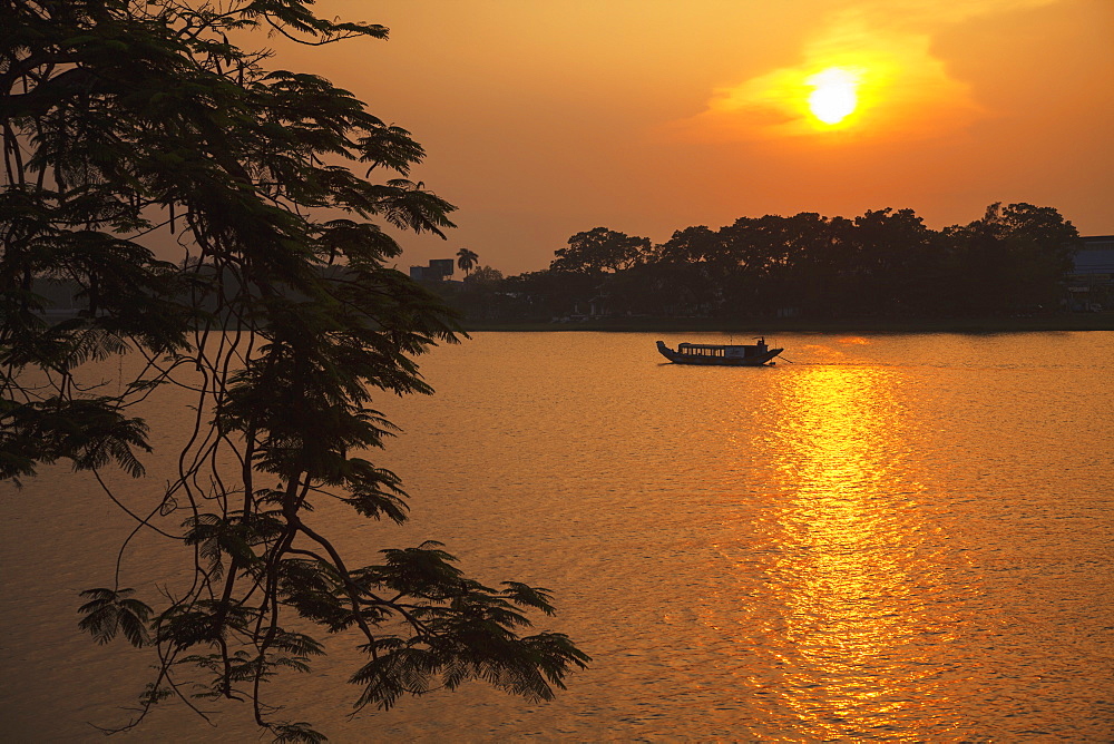 Perfume River (Huong River) at sunset, Hue, Thua Thien-Hue, Vietnam, Indochina, Southeast Asia, Asia