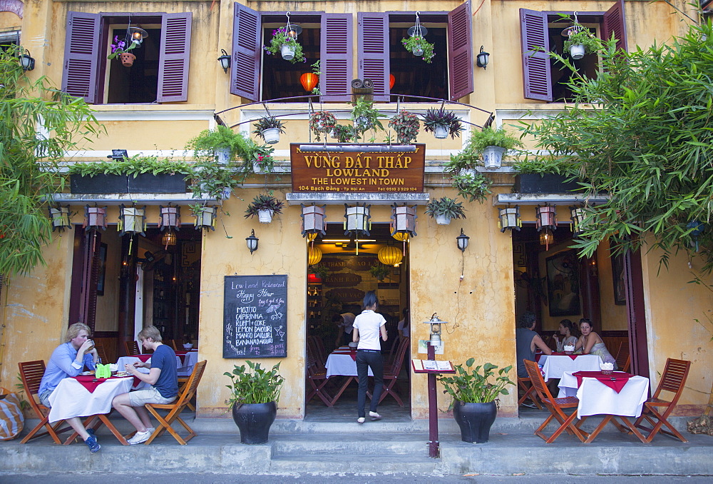 Tourist at restaurant, Hoi An, UNESCO World Heritage Site, Quang Nam, Vietnam, Indochina, Southeast Asia, Asia