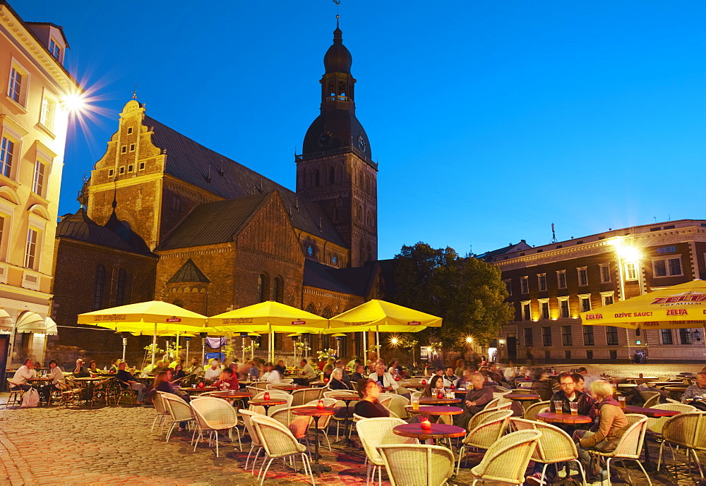 Outdoor cafes and Dome Cathedral at dusk, Riga, Latvia, Baltic States, Europe