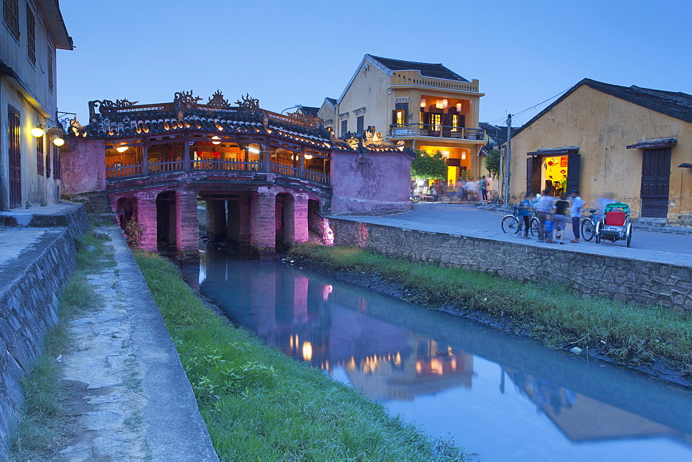 Japanese Bridge at dusk, Hoi An, UNESCO World Heritage Site, Quang Nam, Vietnam, Indochina, Southeast Asia, Asia