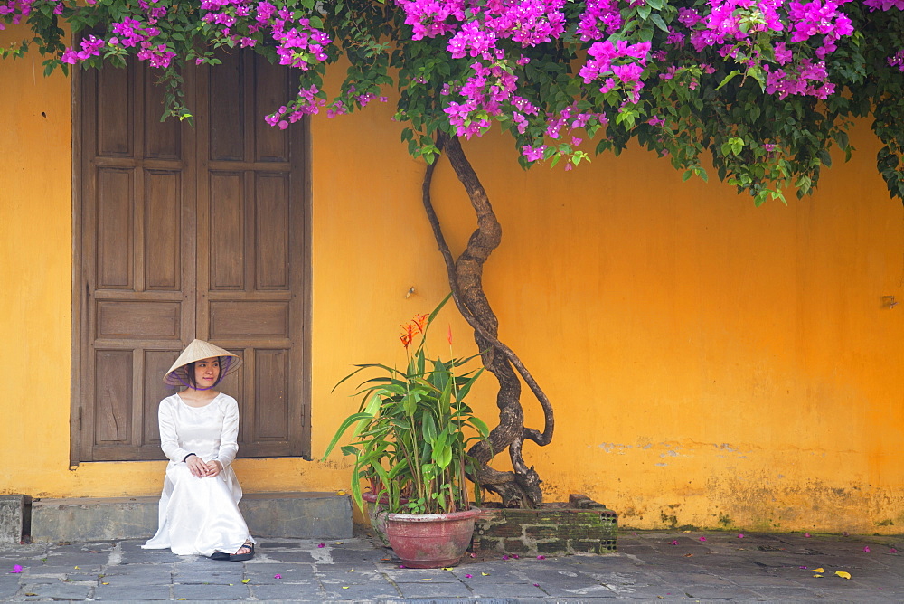 Woman wearing Ao Dai dress, Hoi An, UNESCO World Heritage Site, Quang Nam, Vietnam, Indochina, Southeast Asia, Asia