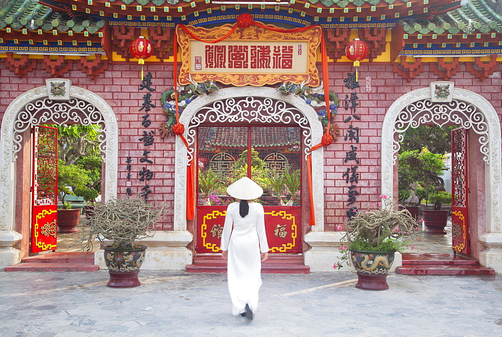 Woman wearing Ao Dai dress at Phouc Kien Assembly Hall, Hoi An, UNESCO World Heritage Site, Quang Nam, Vietnam, Indochina, Southeast Asia, Asia