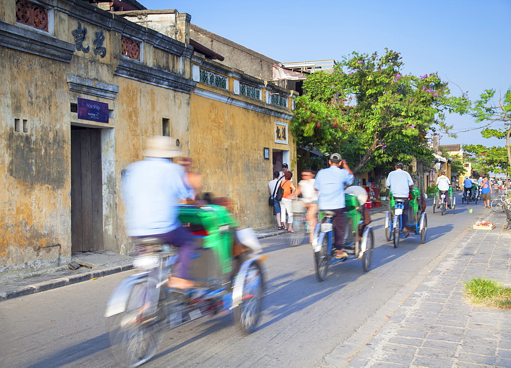 Cyclos passing along street, Hoi An, UNESCO World Heritage Site, Quang Nam, Vietnam, Indochina, Southeast Asia, Asia