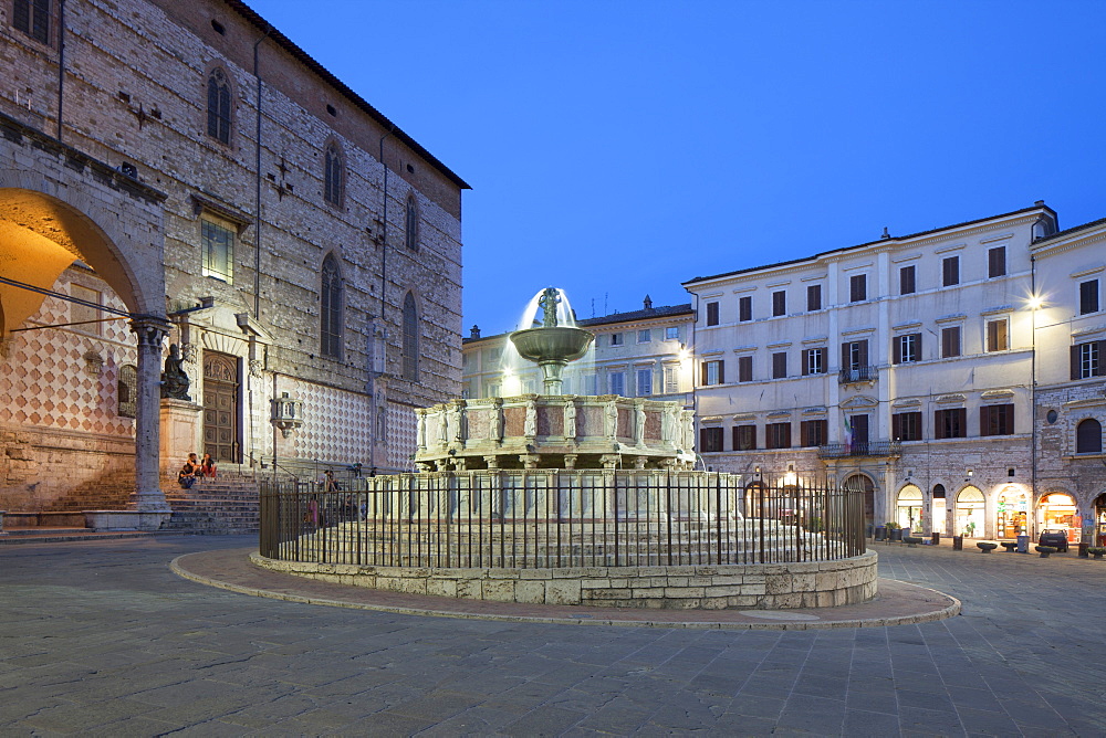 Fontana Maggiore in Piazza IV Novembre at dusk, Perugia, Umbria, Italy, Europe