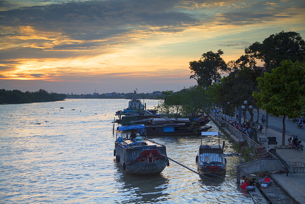 Boats on Ben Tre River at sunset, Ben Tre, Mekong Delta, Vietnam, Indochina, Southeast Asia, Asia