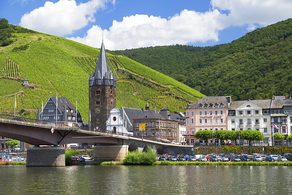 River Moselle and St Michael's Church, Bernkastel-Kues, Rhineland-Palatinate, Germany, Europe