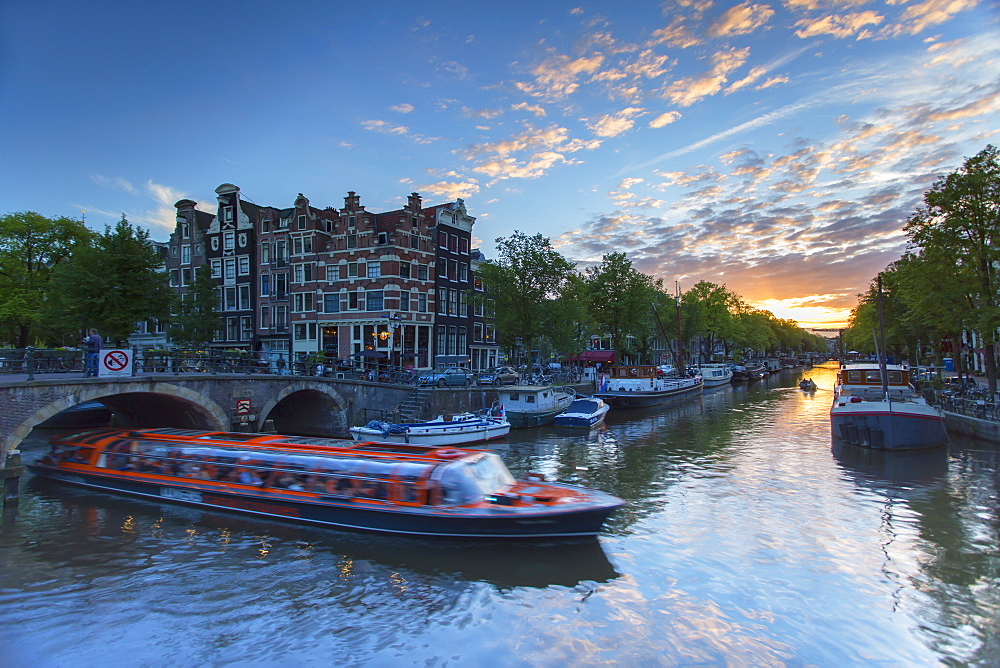 Prinsengracht and Brouwersgracht canals at sunset, Amsterdam, Netherlands, Europe