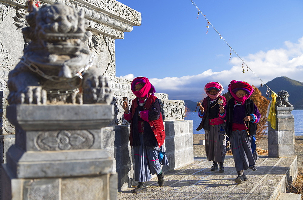 Mosu women praying at shrine, Luoshui, Lugu Lake, Yunnan, China, Asia