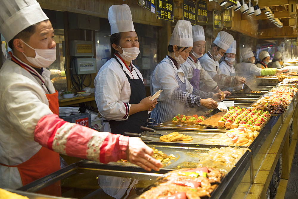 Chefs in food centre, Lijiang, UNESCO World Heritage Site, Yunnan, China, Asia