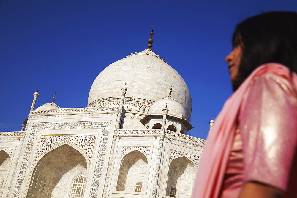 Woman in sari at Taj Mahal, UNESCO World Heritage Site, Agra, Uttar Pradesh, India, Asia