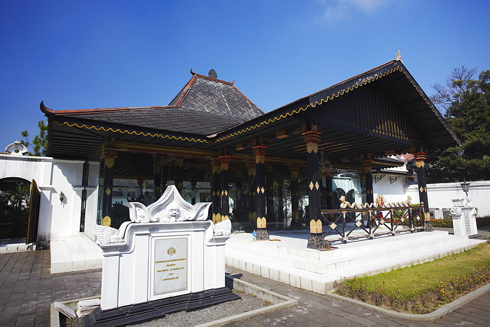 Golden Pavilion (Bangsal Kencana) in grounds of Kraton (Palace of Sultans), Yogyakarta, Java, Indonesia, Southeast Asia, Asia