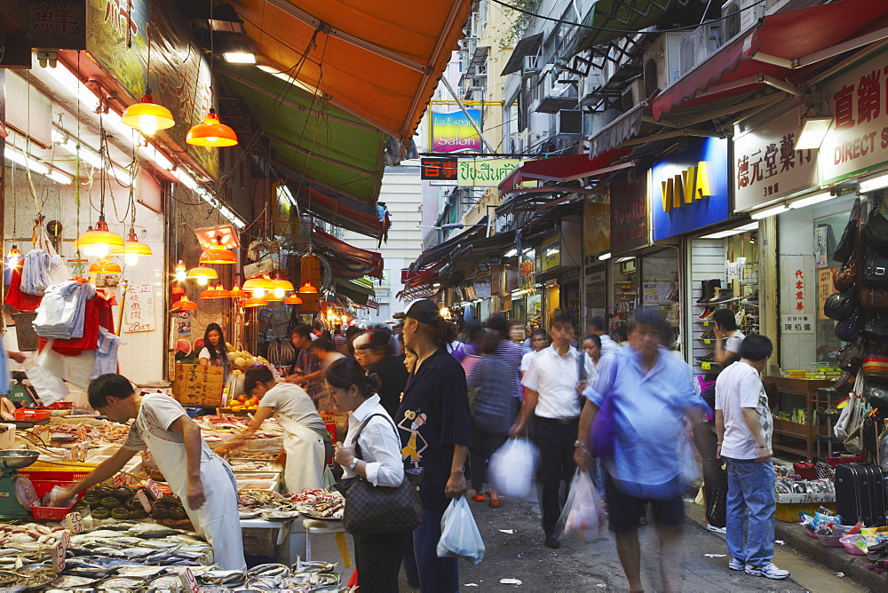 Crowds at wet market, Wan Chai, Hong Kong, China, Asia