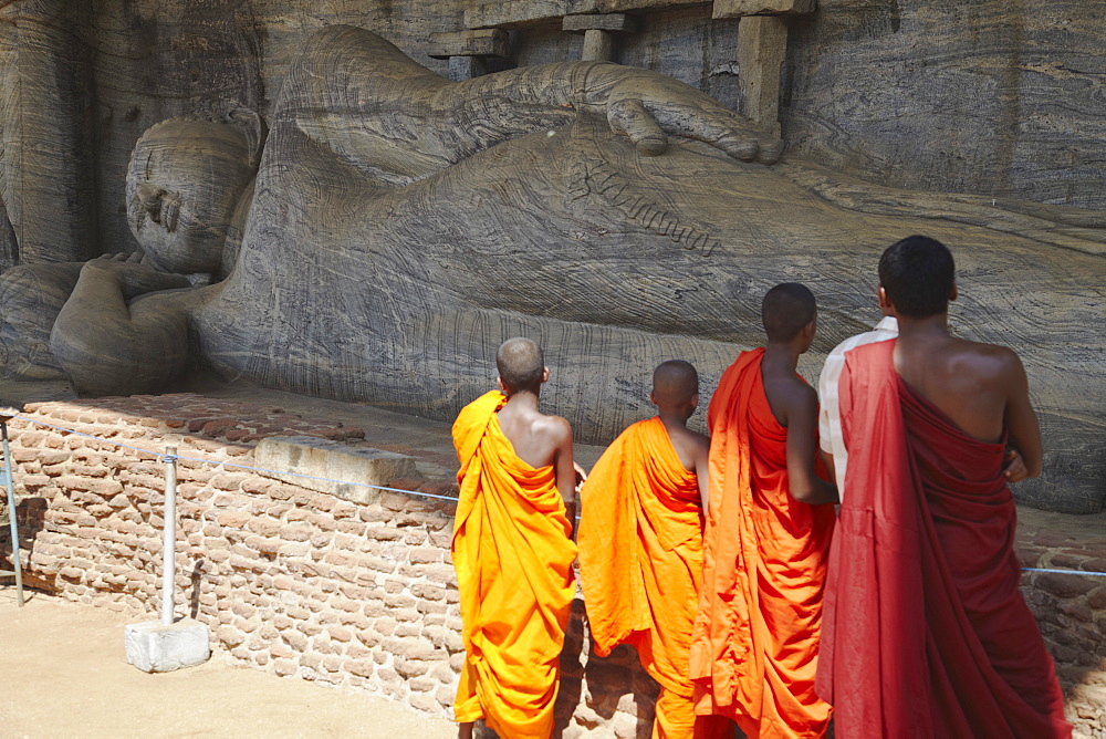 Monks looking at reclining Buddha statue, Gal Vihara, Polonnaruwa, UNESCO World Heritage Site, North Central Province, Sri Lanka, Asia