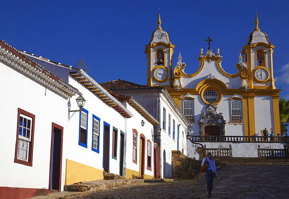 Colonial houses and Matriz de Santo Antonio Church, Tiradentes, Minas Gerais, Brazil, South America 