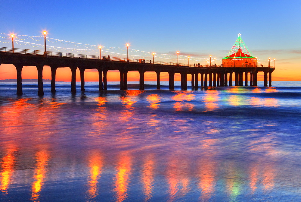 Manhattan Beach Pier at sunset, completed 1920, Roundhouse Marine Studies Lab and Aquarium (octagonal building, end of pier), Manhattan Beach, California, United States of America, North America