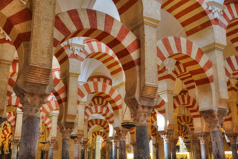 Arches and columns, The Great Mosque (Mesquita) and Cathedral of Cordoba, UNESCO World Heritage Site, Cordoba, Andalucia, Spain, Europe