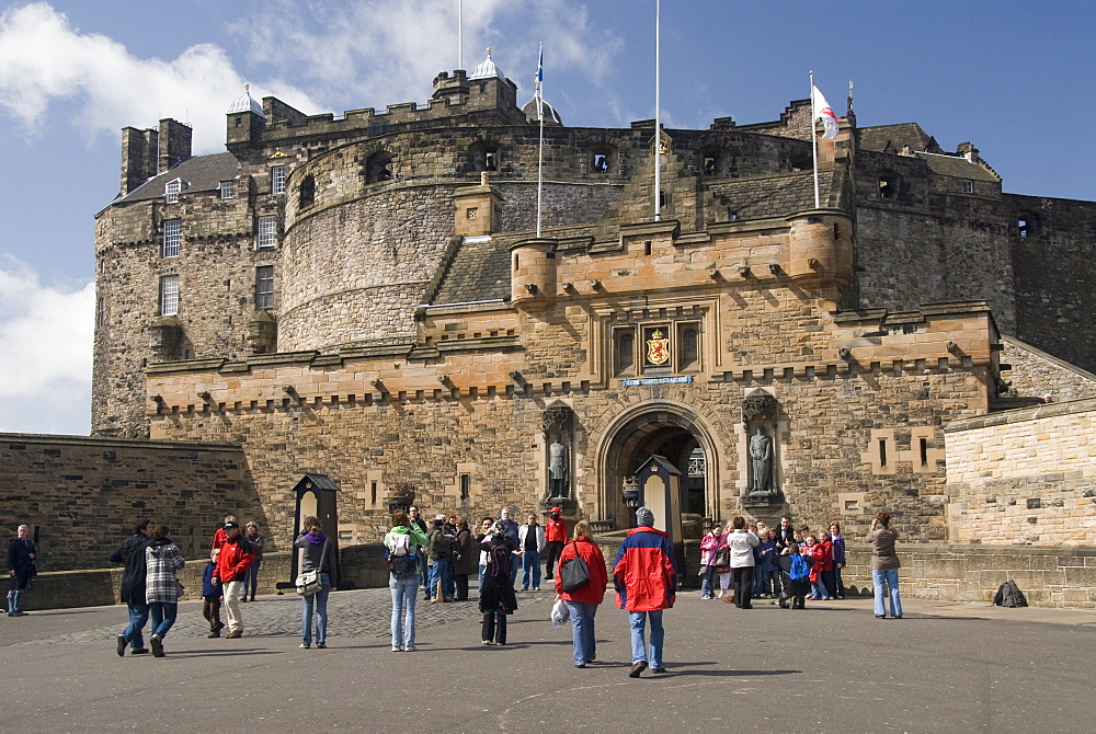 Visitors at the entrance to Edinburgh Castle, Edinburgh, Lothian, Scotland, United Kingdom, Europe