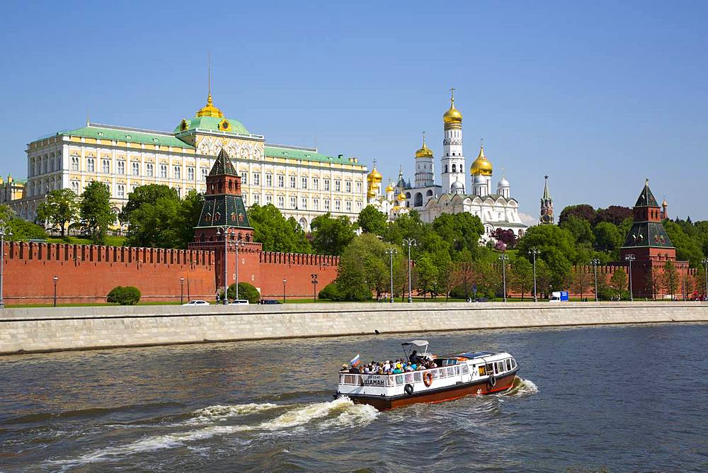 Tour Boat on Moscow River, Kremlin, UNESCO World Heritage Site, Moscow, Russia, Europe