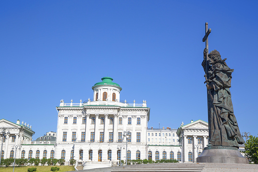 Statue, Pamyatnik Knyazyu Vladimiru, Pashkov House in the background, Moscow, Russia, Europe