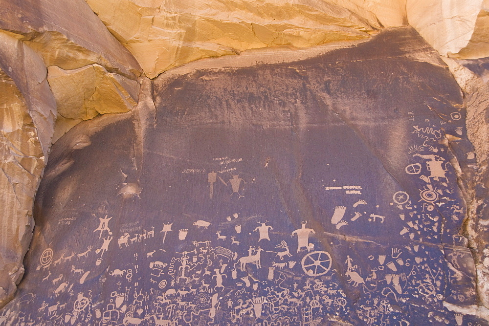 Indian petroglyphs, Newspaper Rock State Historical Monument, near Monticello, Utah, United States of America, North America