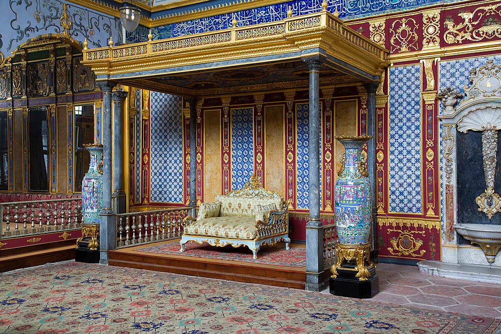 Sultan's Throne, Reception and Ceremonial Hall, (1585), Topkapi Palace Museum (1465), Istanbul, Turkey