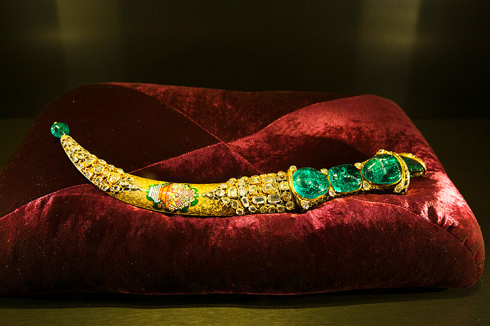 Topkapi Emerald Dagger (1747), Ottoman, Topkapi Palace Museum (1465), Istanbul, Turkey