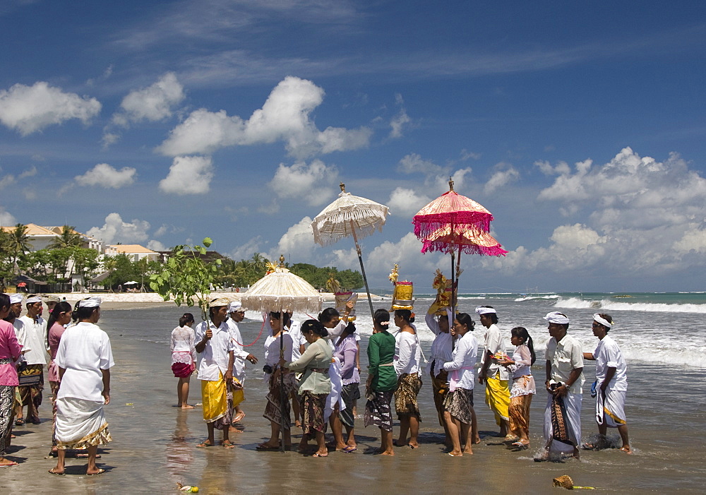 Traditional Hindu Ceremony, Kuta Beach, Bali, Indonesia, Southeast Asia, Asia