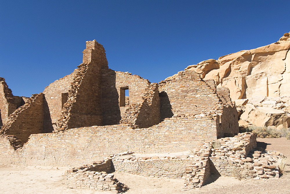 Chaco Culture National Historic Park, World Heritage Site, Pueblo Bonito, kiva (foreground), UNESCO World Heritage Site, New Mexico, United States of America, North America