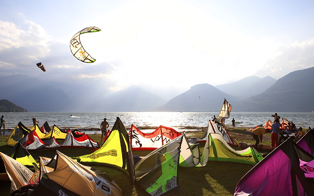 Kite surfers, Colico, Lake Como, Italian Lakes, Lombardy, Italy, Europe