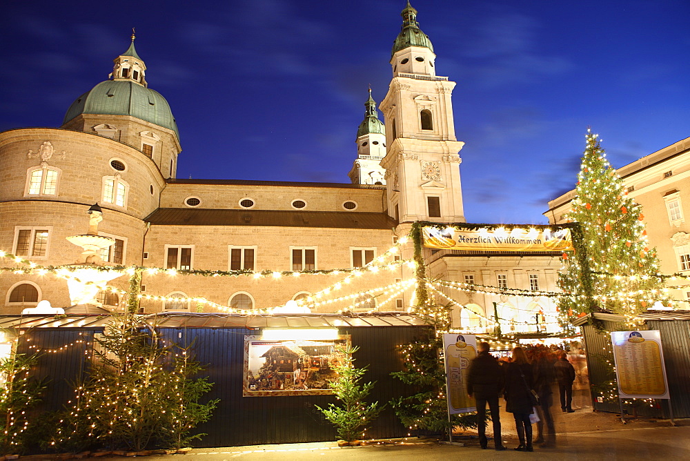 Christmas Market and Salzburg Cathedral, UNESCO World Heritage Site, Salzburg, Austria, Europe