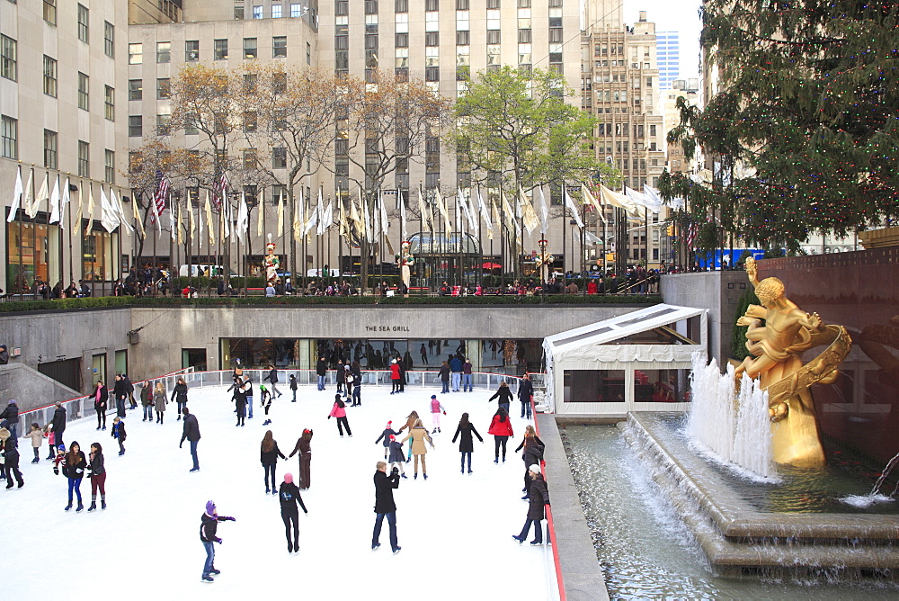 Ice skating rink, Rockefeller Center, Manhattan, New York City, United States of America, North America