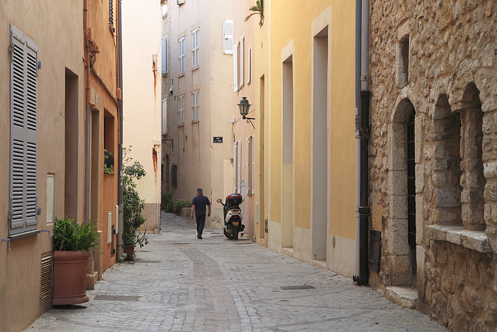 Old Town, Vieil Antibes, Antibes, Alpes-Maritimes, Cote d'Azur, French Riviera, Provence, France, Europe