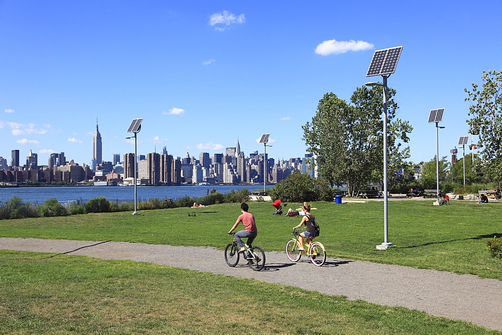 East River State Park with view of Manhattan skyline, Williamsburg, Brooklyn, New York City, United States of America, North America