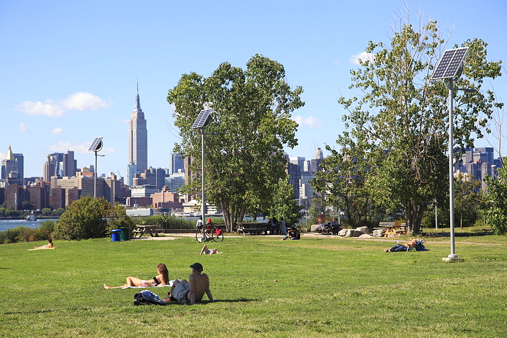 East River State Park with view of Manhattan skyline, Williamsburg, Brooklyn, New York City, United States of America, North America