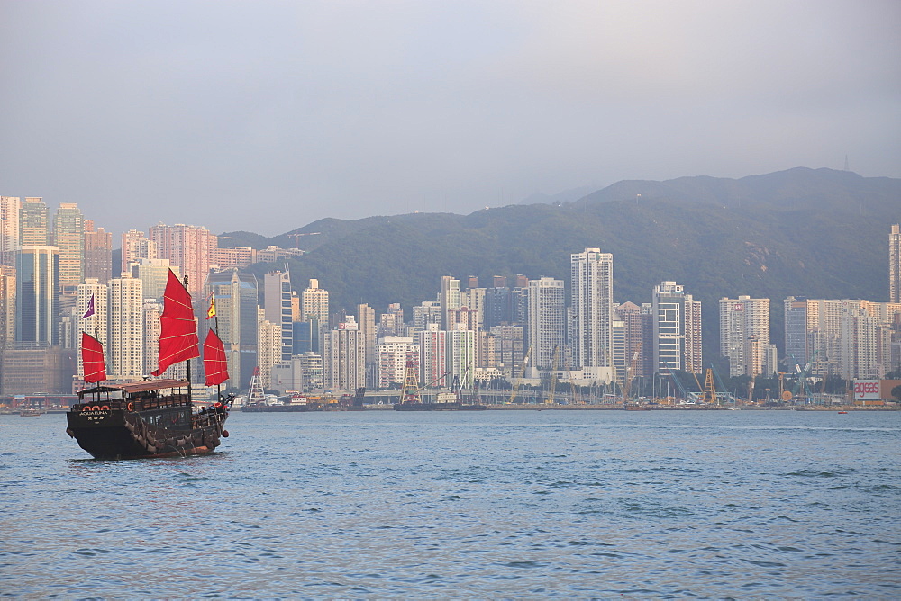 Chinese Junk, Victoria Harbour, Hong Kong Island, Hong Kong, China, Asia