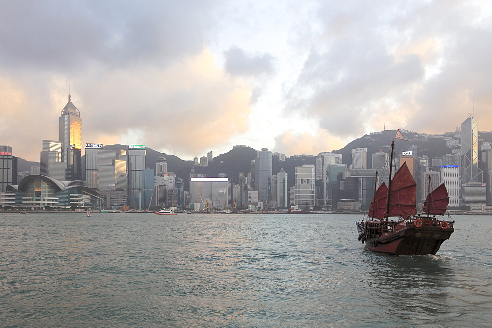 Traditional Chinese junk, skyline, Victoria Harbour, Hong Kong Island, Hong Kong, China, Asia