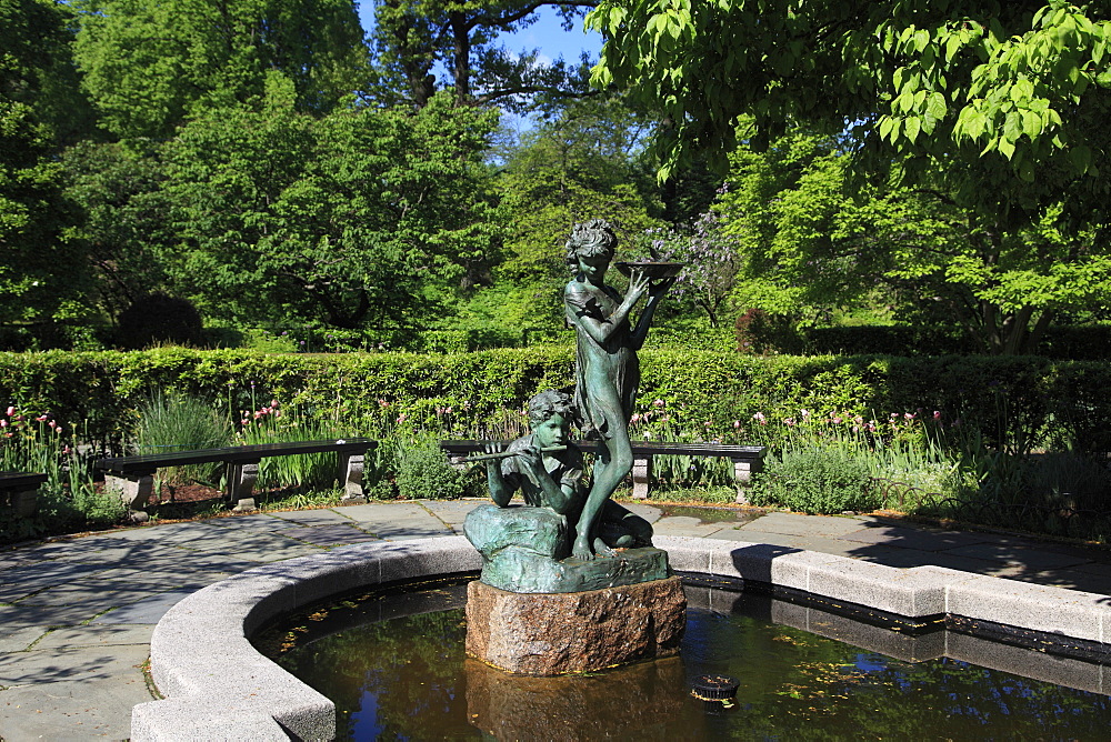 Secret Garden Fountain, dedicated to author Frances Hodgson Burnett, Conservatory Garden, Central Park, Manhattan, New York, United States of America, North America