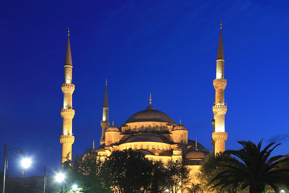 Blue Mosque at night (Sultan Ahmed Mosque) (Sultan Ahmet Mosque) (Sultanahmet Camii), UNESCO World Heritage Site, Istanbul, Turkey, Europe